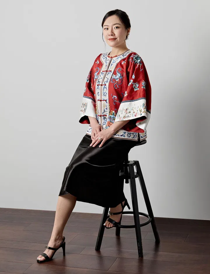 SHANG 新中式上衣，连身裙，人物专属鞋子，INS Jewellery 耳环，戒指（图：《女友》拍摄）