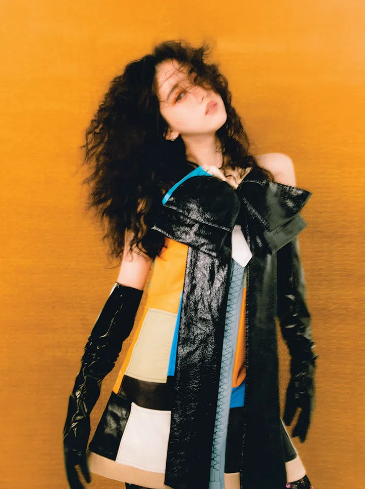 李凯馨身穿Louis Vuitton皮革连衣裙 