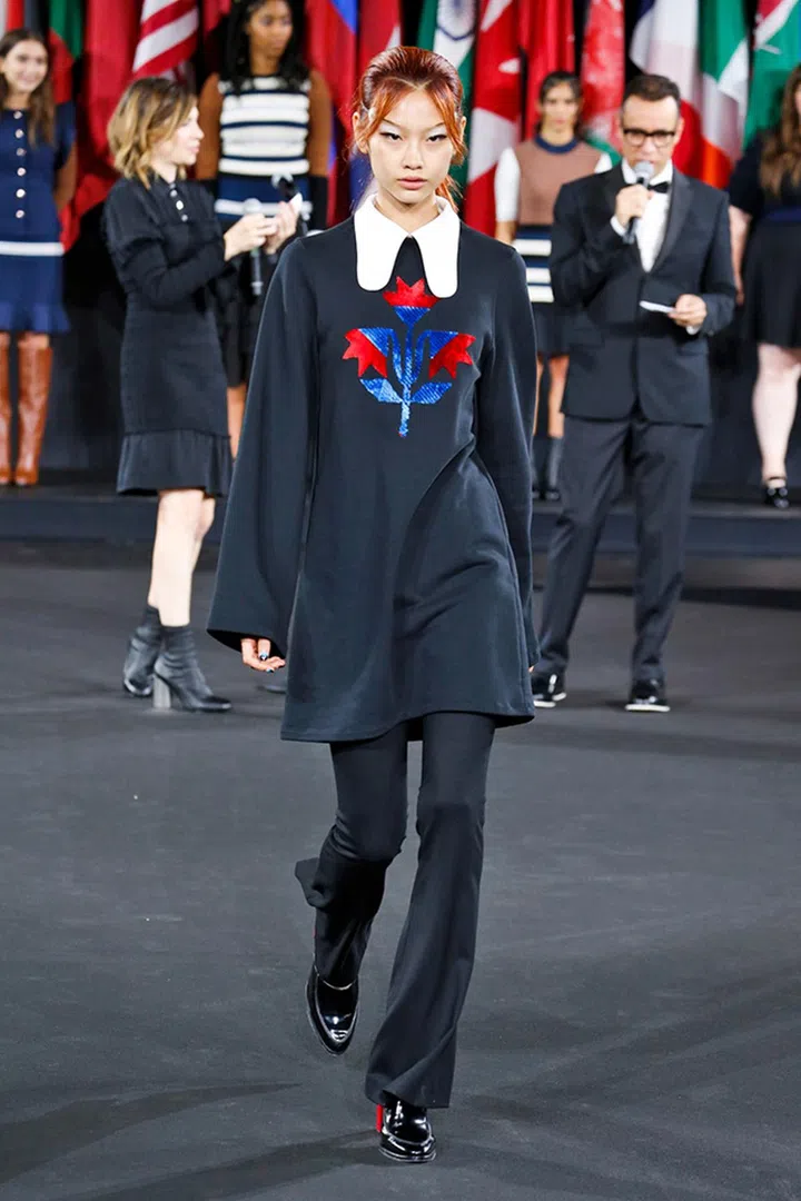 郑浩妍 (HoYeon Jung) fashion catwalk