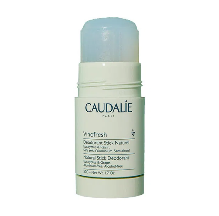 向来主打天然成分的Caudalie, 近来推出品牌的首款天然香体剂。它不含铝、酒精、硅酮和碳酸氢钠等有害成分，转而利用有机葡萄水为主成分配方，在成分与效性上取得平衡，连续24小时保持身体干爽，男女皆适用。