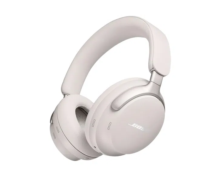 白色Bose QuietComfort Ultra头戴式降噪耳机，圆润耳罩搭配柔软头梁，耳罩侧面印有 Bose 标志。
