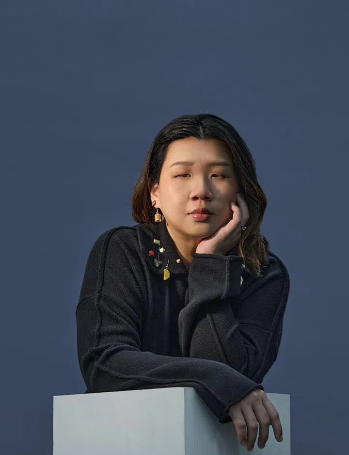 Pinko 连身裙 $600 (粘土首饰来自Klay.sg)。（图：《女友》拍摄）