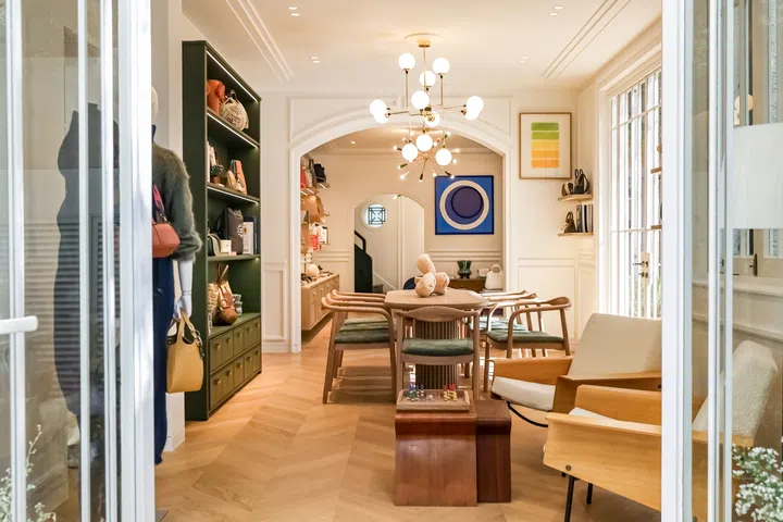 一楼客厅以艺术与待客之道为题——长桌象征着分享与交流，展现品牌一贯的温度