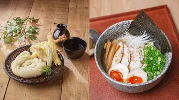 桌面上并排呈现两款日式面食：左侧是一份冷乌龙面，面条摆放整齐，搭配炸虾与蔬菜天妇罗，旁边放有沾酱与葱花；右侧是一碗汤面，碗中配料包括溏心蛋、叉烧、海苔、葱花与笋干。整体画面以木质桌面为背景，呈现温暖、舒适的用餐氛围，象征值得回访的餐厅料理。