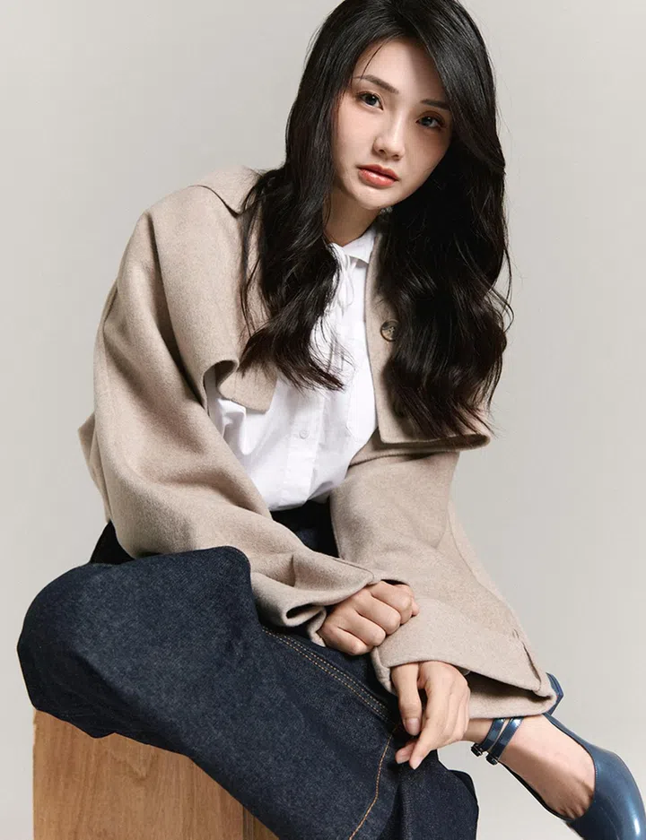 COS 上衣、外套、牛仔裤，Christian Louboutin鞋子