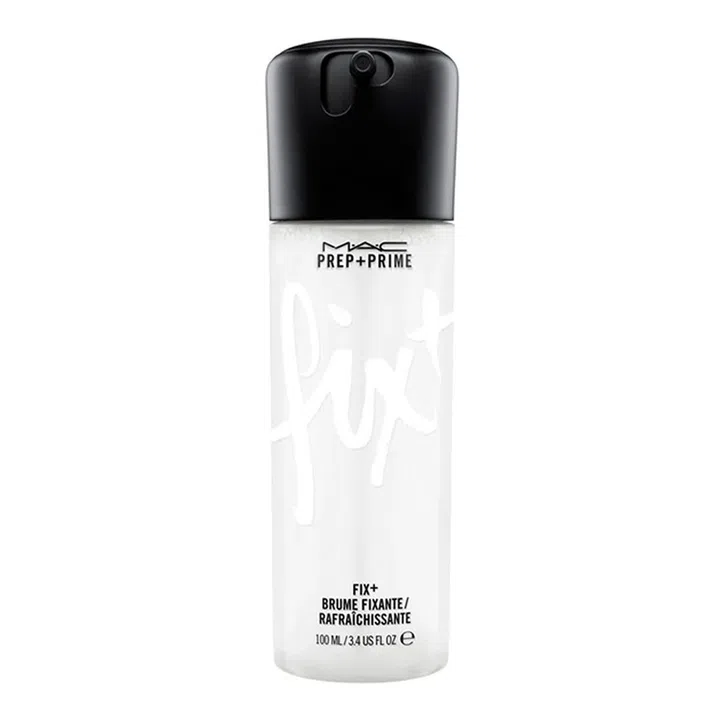 人人爱不释手的MAC Cosmetics定妆喷雾，含甘油成分，能提供保湿滋润作用，同时结合洋甘菊、黄瓜和绿茶萃取的配方，令肌肤时刻保持舒爽清新的状态。有四种味道：自然原味、玫瑰、薰衣草和椰子味，同时有两种不同功效的定妆喷雾mattifying和shimmer（含珠光微粒）可选，让你随心打造不同质感的妆容。
