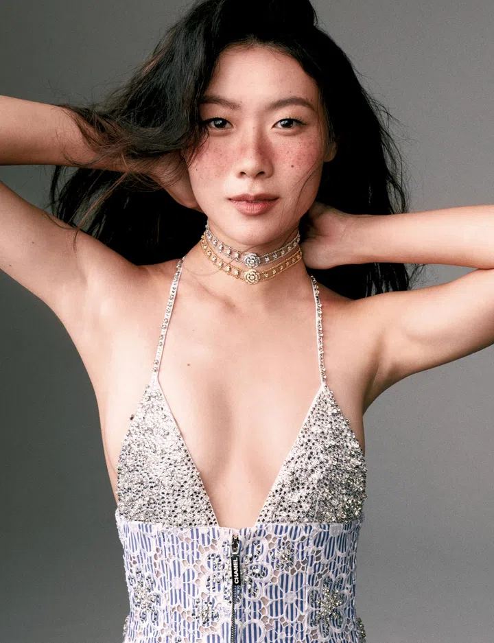 Chanel dress $54,420, Bouton de Camélia white gold choker with diamonds $70,200， yellow gold choker with diamonds $65,300（图：NUYOU拍摄）