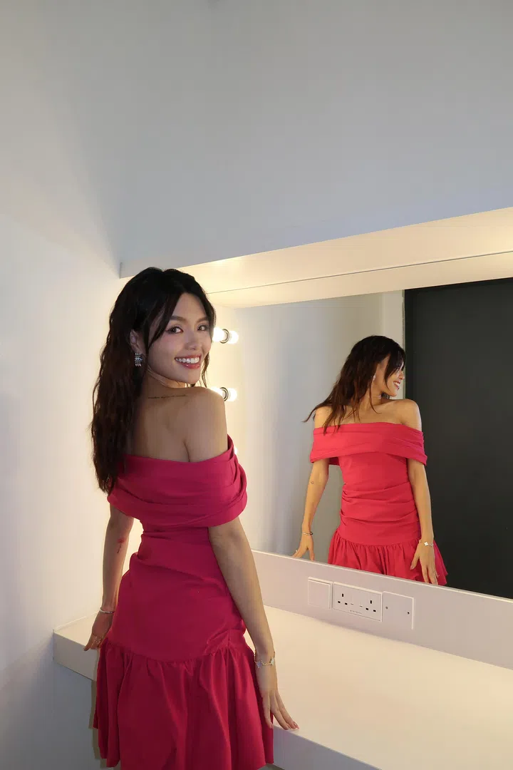 张颖双分享自己的美容秘诀就是睡饱觉！只要睡满8小时，皮肤看起来就会更透亮，有光泽。