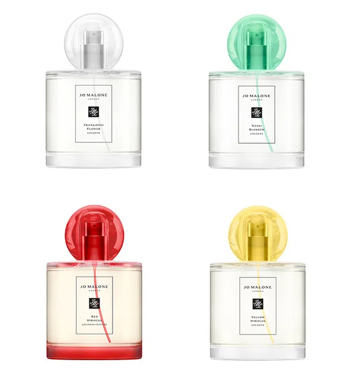 高人气Jo Malone London Blossom Collection香氛系列推出限量包装啦！一改以往的方形设计，圆弧玻璃瓶身搭配彩色瓶盖和香管，衬托出春意盎然的气息。除了经典的Frangipani Flower和Nashi Blossom香氛，还加入全新Yellow Hibiscus Cologne香氛（$115/30ml）和Red Hibiscus Cologne Intense香氛($145/30ml)，四款缤纷的花香香氛，绝对值得收藏。