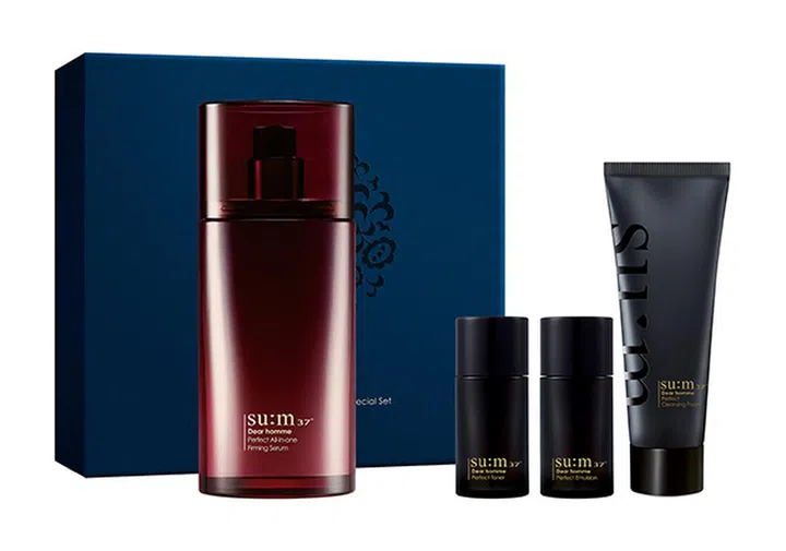 这款相当完整的护肤系列中包含正装Dear Homme Perfect All-in-one Serum精华和试用装Dear Homme Perfect Toner爽肤水、Dear Homme Perfect Emulsion乳液、Dear Homme Perfect Cleansing Foam洁面霜，包装精美，正好适合送礼。