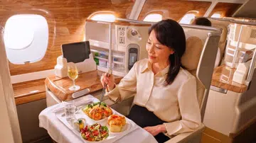 阿联酋航空商务舱让长途飞行成为美好体验。