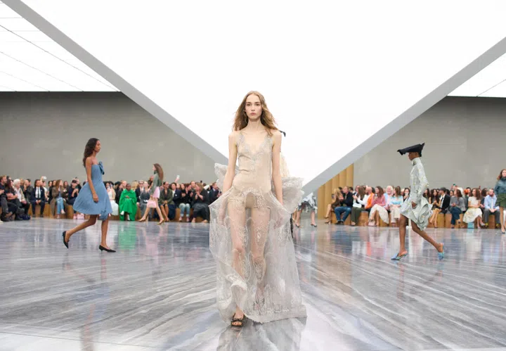 Jonathan Anderson操刀的首个Dior 2026春夏女装系列