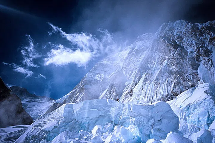 为纪念1953年登顶珠穆朗玛峰，Rolex同年推出Explorer系列腕表（Swiss Everest 50th Anniversary Expedition, 1952–2002）
