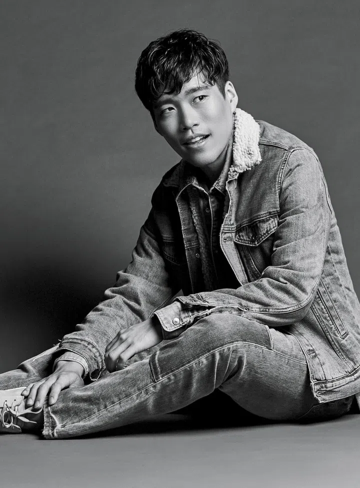 Q: 大家都说你脸很臭……你不开心？A: 没不开心，我就是这样。但我真的不是很kind的人。这跟我的成长经历有关，从小一个人住，多少影响了我的性格。