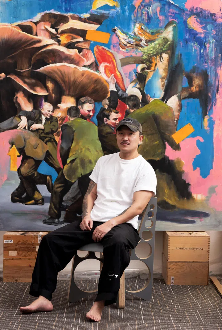 中国艺术家刘斌以日常瞬间为起点，通过时间的拉长与逻辑的偏移，在荒诞与悬置之间构建画面