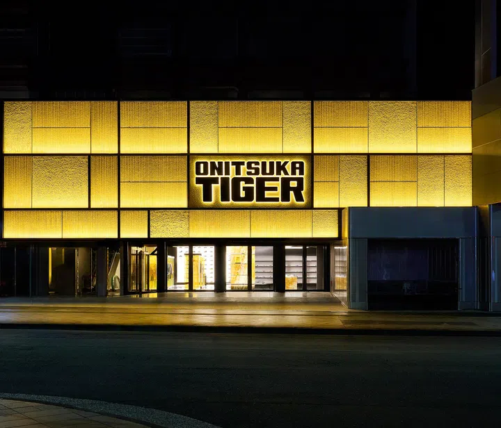 Onitsuka Tiger新宿旗舰店总面积达1,837平方米，如同矗立于城市中的黄色砖瓦。