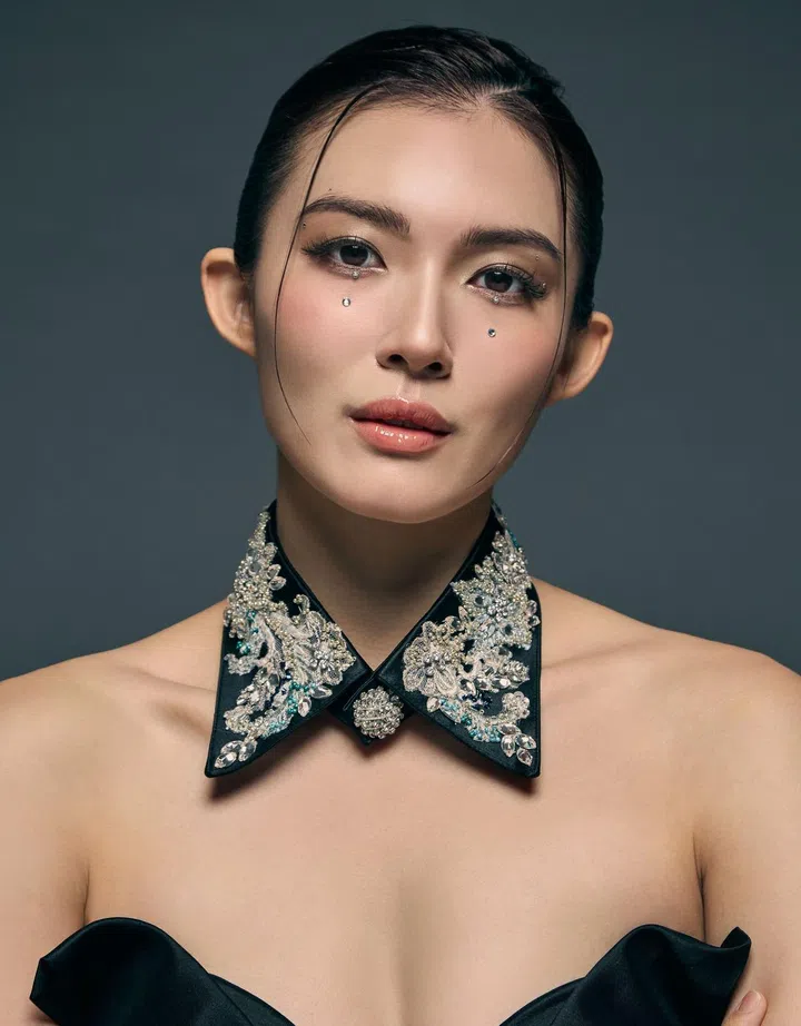 Zimmermann羊毛及丝质上衣(售于Net-a-Porter.com)，Gioiellisg by Helan Tan水晶领饰及配饰