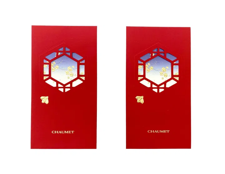 Chaumet 2026马年红包封设计展示，红包封整体以经典红色为主色调，呈现简约而优雅的视觉风格。中央采用镂空设计，形成中式窗框造型，透出内部以柔和渐层色彩呈现的花卉图案，花朵以金色细节点缀，营造精致且富有诗意的氛围。红包封表面搭配细腻压纹工艺，增强层次感，下方印有“CHAUMET”金色品牌字样，展现品牌一贯的高雅气质。整体设计融合东方传统窗框元素与法式珠宝品牌的精致美学，呈现富有节庆氛围且具有收藏价值的新年红包封。2026马年红包封盘点：今年的新年红包设计，你最喜欢哪一个？