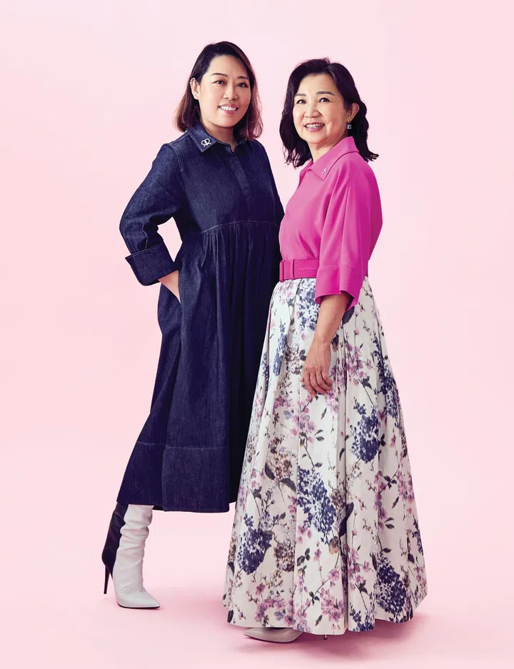 (左起：Tracy Hoo and Adeline Kow) COS 连身裙$250，Christian Louboutin 靴子$3,100，Carolina Herrera 衬衫 $1,100，半身裙$1,325，Christian Louboutin 高跟鞋$1,375 （图：《女友》拍摄）
