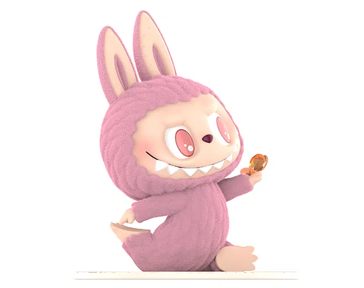 一只 POP MART 潮玩角色 Labubu 的玩偶模型，整体造型为粉色绒毛质感的连体服，头部带有竖起的长耳朵，圆滚滚的身体坐在地上，双脚向前伸展。Labubu 拥有大大的粉色眼睛、尖尖的牙齿和狡黠的笑容，右手举着一颗橙色的小镜子，神情俏皮，散发着典型“丑萌”风格。白色背景下，角色的可爱与调皮被完整凸显。POP MART THE MONSTERS慵懒瑜伽系列中的“自信式”Labubu。