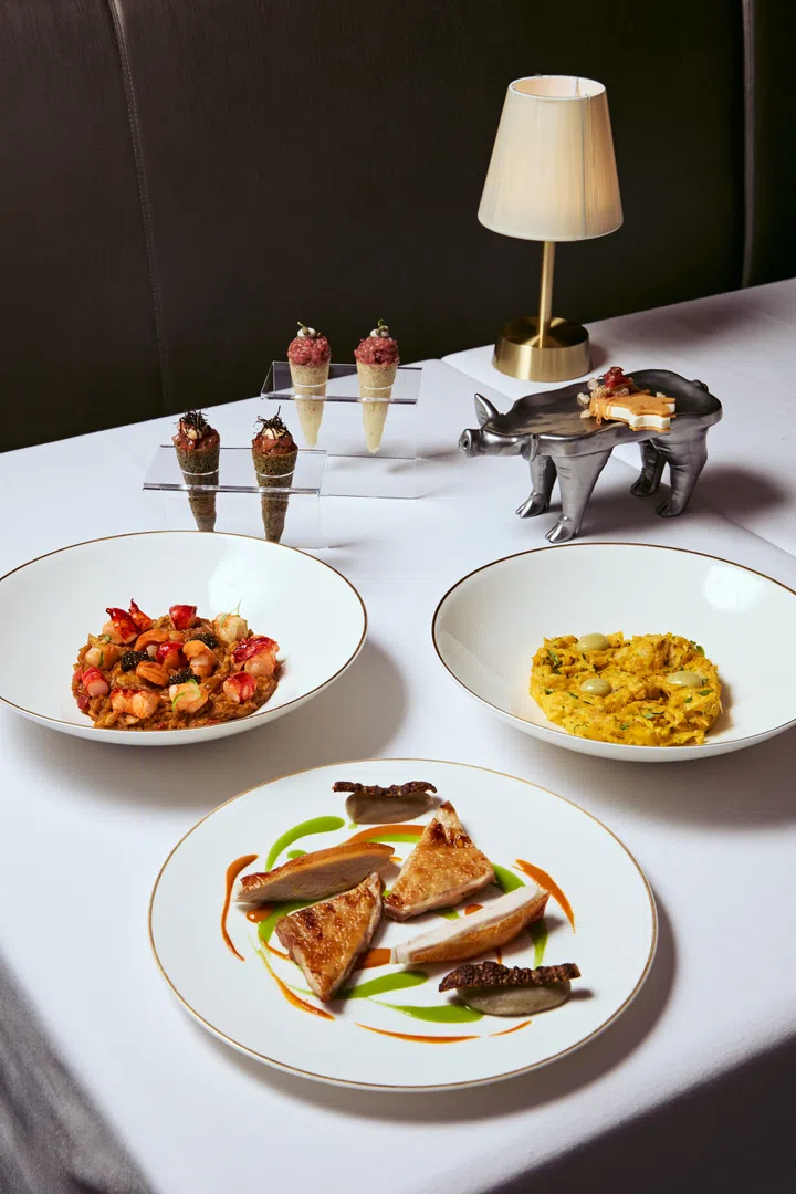 味赏的每道菜都像艺术品般精致——从吞拿鱼塔塔脆筒到葡式烤鸡配辣椒酱及菊芋，每一口都能尝到细腻的层次与厨师的创意巧思。澳门3天2夜旅游攻略。