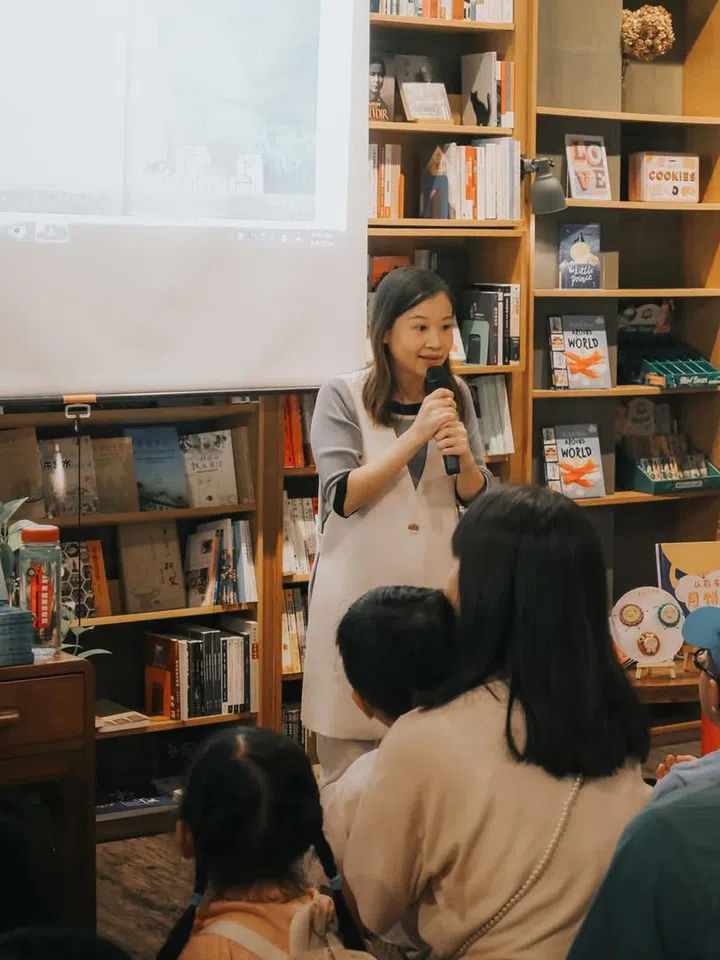 Joey会在说故事时也加入诙谐逗趣的元素，提高趣味性，吸引孩子们专注聆听故事，从而喜欢阅读。（图：受访者提供）