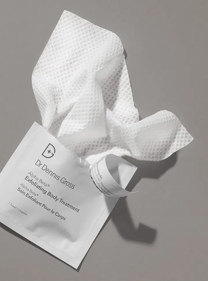 身体的肌肤比脸部厚两到三倍！去角质专家DR. DENNIS GROSS因此特别推出Alpha Beta® Exfoliating Body Treatment身体去角质棉巾，加入适量的α和β羟基酸、酶和补骨脂酚，帮助去角质和提亮。小编把棉巾用在近来粗糙的腿部、脚后跟、手肘、手臂等部位后，发现肌肤的确变得滑亮不少！