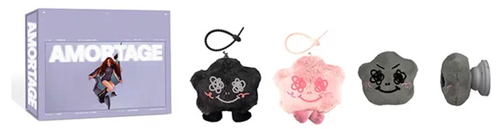 左起：JISOO《AMORTAGE》专辑（紫色版）、新加坡限定黑色与粉色款“SHUMON”宝宝毛绒钥匙扣，以及 JISOO “SHUMON” 手机支架（图：Far East Malls提供）