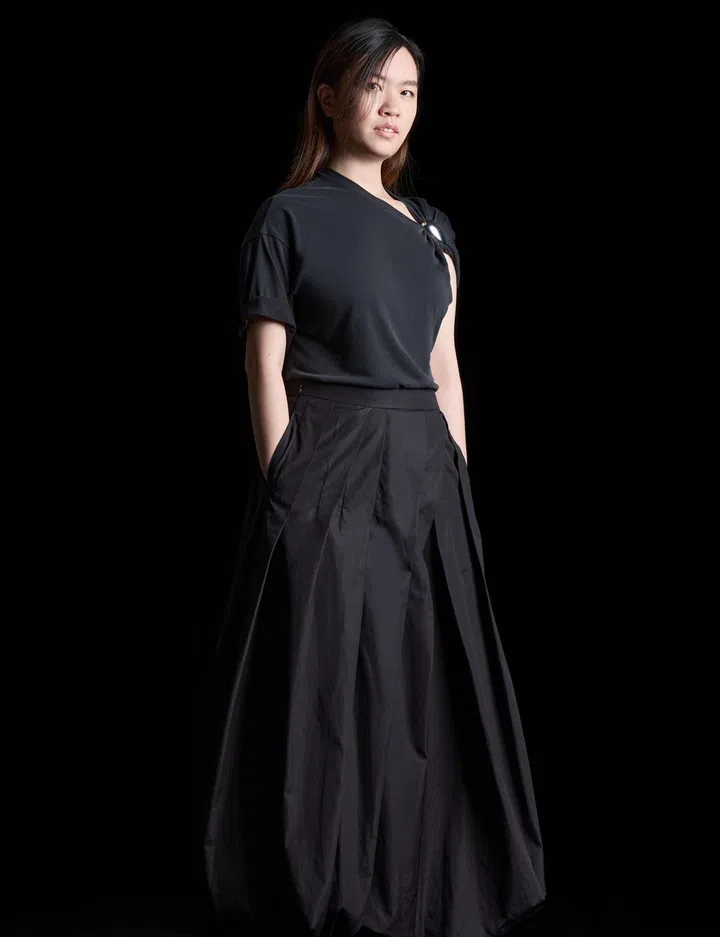 RYE T-shirt $69 、裙子$299、别针$49（图：《女友》拍摄）