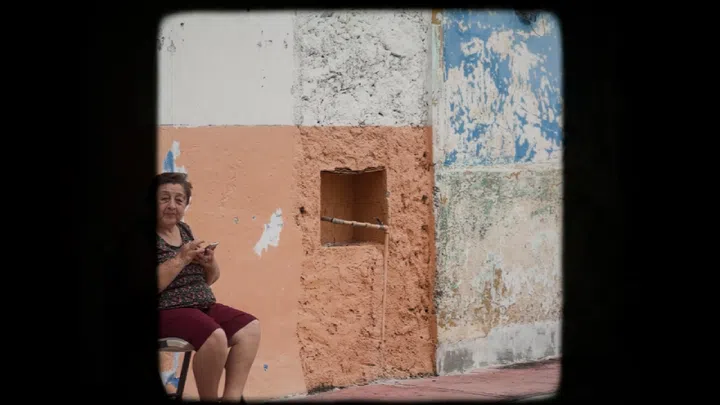 《exits / entrances》剧照