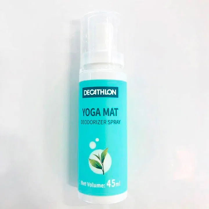 在大型连锁运动用品专店Decathlon也能找到瑜伽垫喷雾哦！含有绿茶香味的这款喷雾，含有极少量的酒精，使用瑜伽垫前后只要喷一喷，再用湿布抹一抹，保证垫子干净又散发好味道。