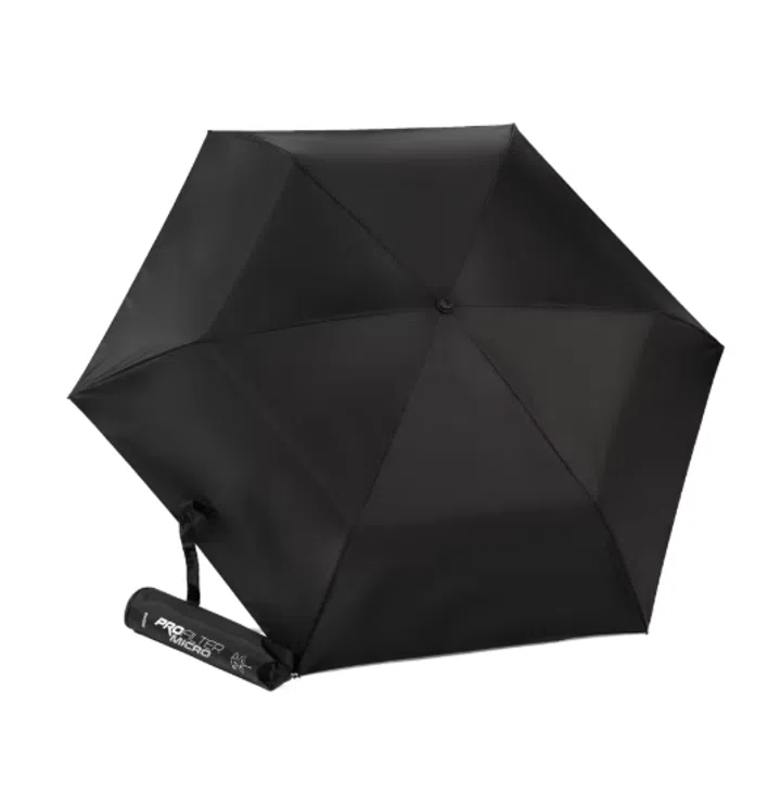 Decathlon INESIS黑色UPF 50+轻量折叠防晒伞，黑色伞面完全撑开，旁边配有收纳伞套，适合日常通勤及户外防晒使用。