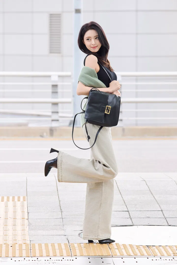 韩团ITZY成员申有娜（Shin Yu-na）携带Fendi black leather backpack背包 时装周机场造型
