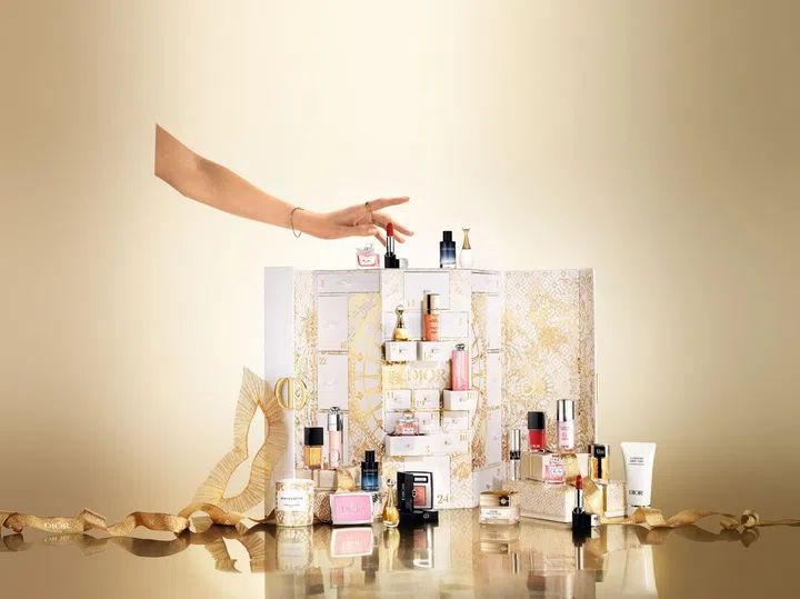 The 30 Montaigne Advent Calendar内附24格收藏盒，囊括品牌的众多标志性的明星商品。
