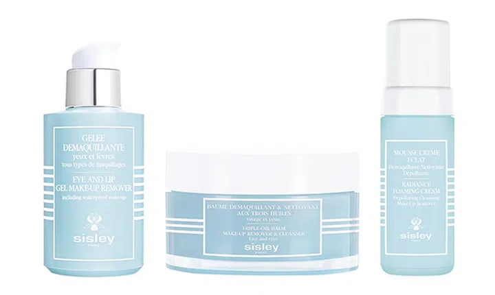 继之前推出的Radiance Foaming Cream洁面霜，Sisley近来再推出Triple-oil Balm Make-up Remover & Cleanser洁面膏（$150）和 Eye And Lip Gel Make-up Remover眼唇卸妆液($115)，让洁面系列更加完整。Triple-oil Balm Make-up Remover & Cleanser洁面膏含有乳木果油、巴巴苏仔油和澳洲坚果油，透过这些温和的油性配方，卸除顽固的妆容（即便是防水妆容液没问题哦！）至于Eye And Lip Gel Make-up Remover眼唇卸妆液则富含牡丹精粹、维他命B5和甘油等植物萃取的成分，能够卸除唇妆和眼妆，同时确保脆弱肌肤得到最大的呵护。