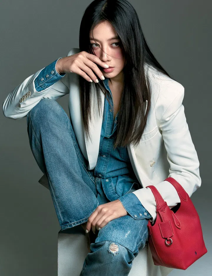 服饰：Polo Ralph Lauren shirt $269, blazer $859, jeans $599, Polo Play mini bag $749图：《女友》拍摄