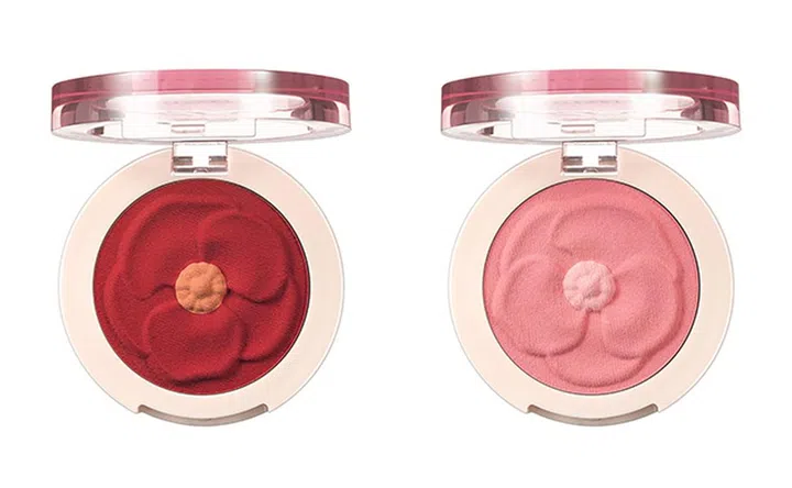 小巧可爱的山茶花压花腮红，啫喱质感柔滑易上色。红色和粉红色两款限量色调任你挑选！