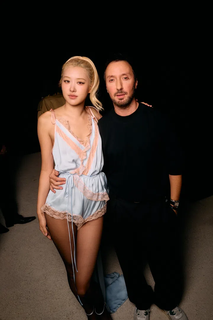 Rosé与Saint Laurent创意总监Anthony Vaccarello