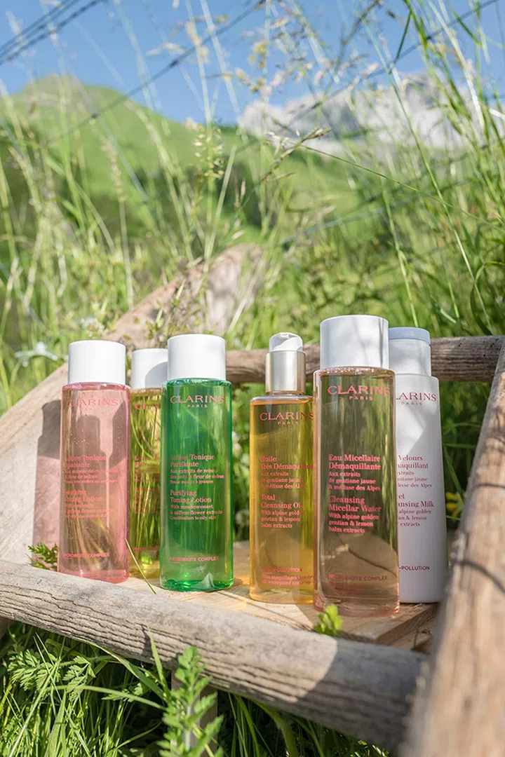 专研植物护肤的CLARINS，近来升级了八款洁面霜和乳液，同时推出了全新的另外两款洁面产品。10款产品全都加入了位于阿尔卑斯山区的Domaine Clarins花园植物，确保所有的产品种都包含满满的有机成分，用最温和和自然的方式洁净肌肤。