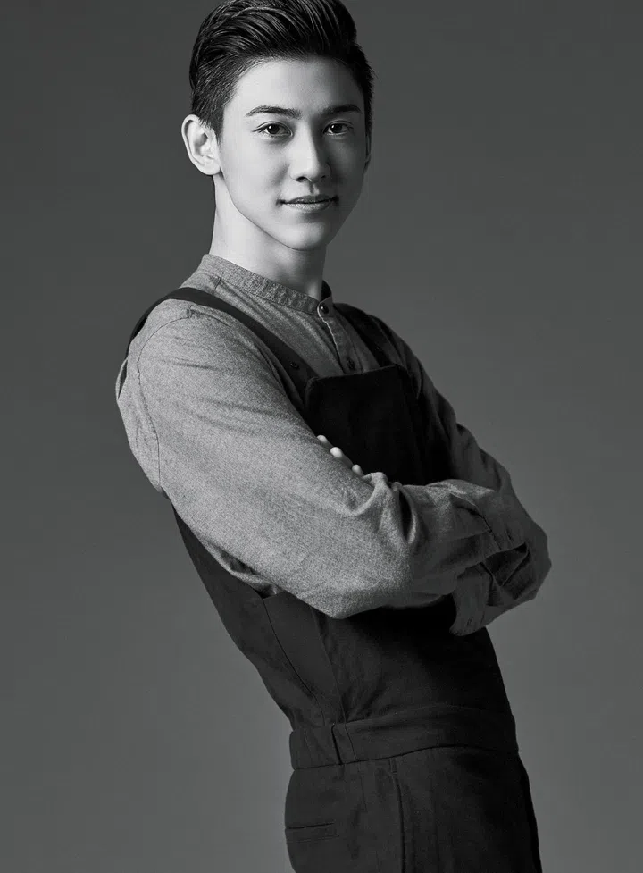 Q: 有什么特别习惯？A: 睡觉前一定会闻一下我的小枕头。因从小妈妈就给我缝制枕头，里面是豆芽壳和棉花。我对味道很敏感，枕头的气息能让我感到舒心、自在。