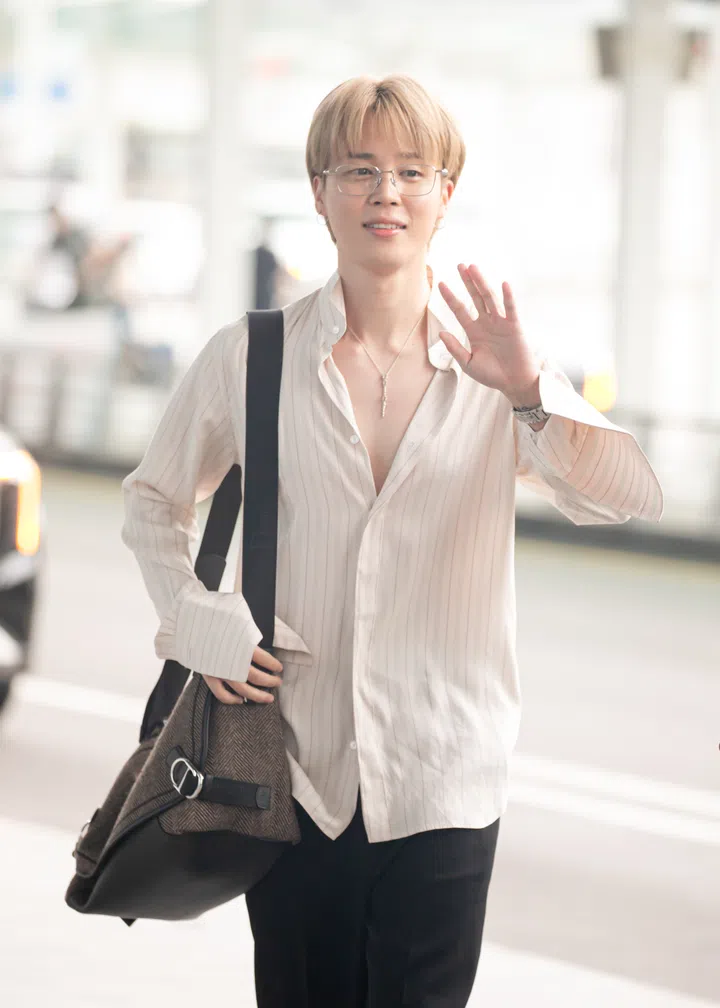 Jimin携带Dior Roadie斜挎袋