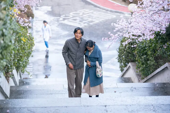 当你老得步履蹒跚，我仍执子之手，与子偕老，不后悔，正如你爱我亦然。由朴解浚饰演的中年版梁宽植）与文素利饰演的爱纯演技精湛，让观众入戏更深。（图：Netflix提供）