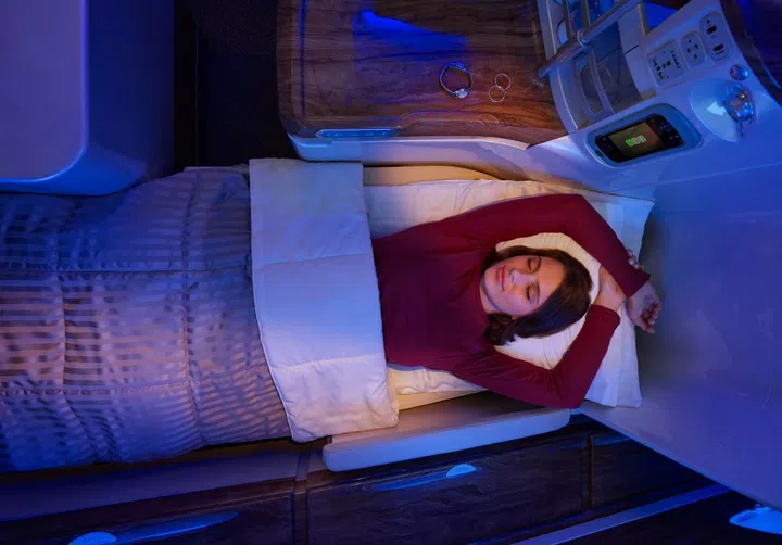 商务舱座椅能完全放平，化成一张大床，让你舒适躺平，进入梦乡。