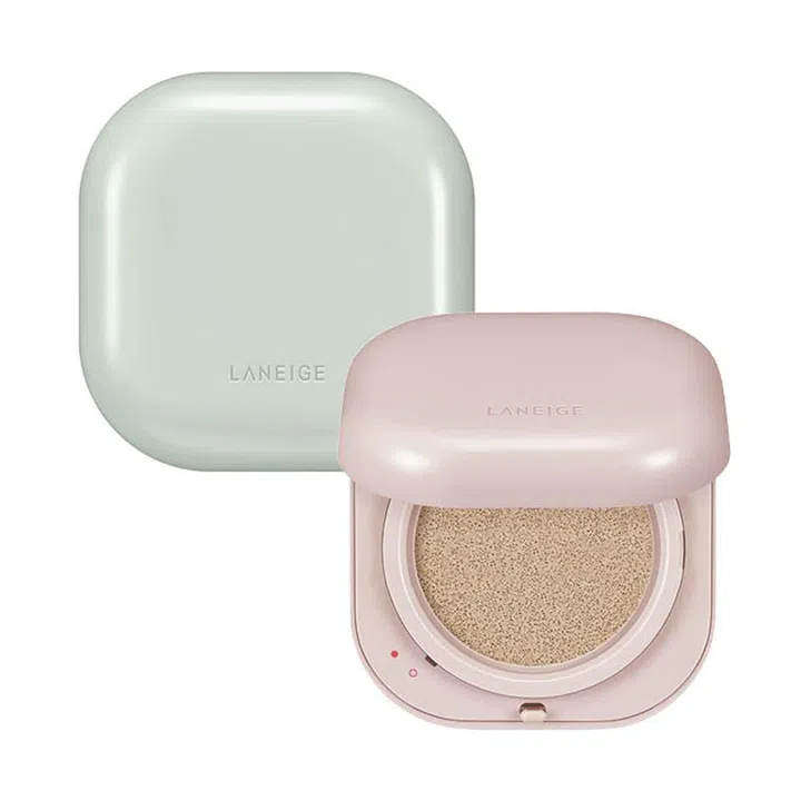 外型设计超有科技感的全新Laneige Neo Cushion，乍看之下酷似Airpods耳机壳，叫人忘了它的气垫霜身份！哑光和透亮两种质感，分别以柔美的薄荷绿和粉红色调作区分。前者可防汗控油，遮盖毛孔和瑕疵；后者能营造如韩星般的透亮肌肤，保湿长达24小时。除了超高颜值，它们还是市面上首款具抗蓝光效果的气垫霜。