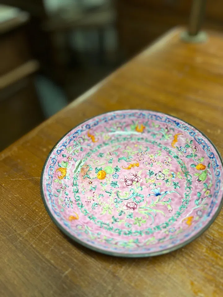 看似普通人家里的一个盘子，实则是18世纪的古董，价值不菲。（图：受访者提供）