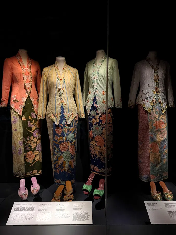 新传媒将剧中演员所穿的服饰，捐赠给新加坡土生文化馆（Peranakan Museum）。左起服饰：张安娜（黄暄婷饰演）、张心娘 （刘怡伶饰演）、周红玉（Ferlyn黄晶玲饰演）及山本月娘（欧萱饰演）。（图：Mediacorp提供）