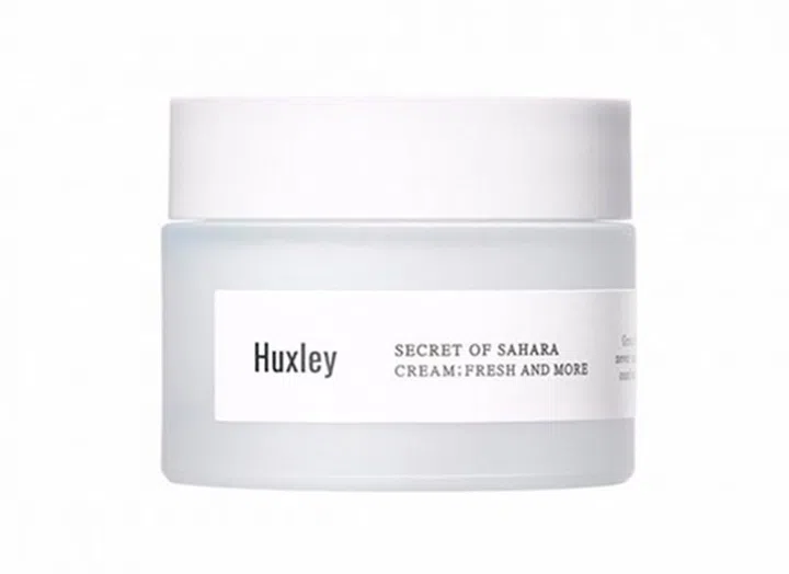 韩国新晋小众品牌Huxley，虽然创立的时间不久，但以极简却高效护肤方式在市场上打响名堂。这款质地舒爽的面霜，能为肌肤锁住水分，特别是在酷热天气下也能发挥保湿功效，给予肌肤滋养，恢复柔滑质感。在感到肌肤紧绷干燥时，不妨用上它，唤醒肌肤活力。此外，其质地呈凝胶状，能快速被肌肤吸收，不带粘腻厚重感。