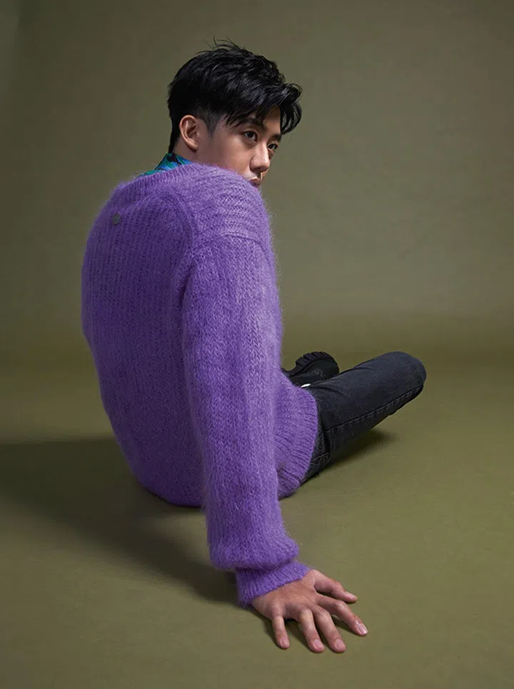 Salvatore Ferragamo针织羊绒套衫、 丝绸衬衫， 人物专属长裤