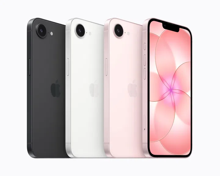 Apple iPhone 17e 系列产品照，展示黑色、白色与粉色三款机身配色，整体设计延续 Apple 一贯的简约现代风格。手机采用单镜头设计与轻薄机身，搭配粉嫩花卉感桌布画面，呈现柔和时尚氛围。iPhone 17e 兼具日常拍摄、工作处理与娱乐功能，同时拥有耐用设计与长效电池续航，非常适合作为母亲节送给妈妈的实用科技礼物。母亲节礼物推荐2026：从实用家居到时尚科技，这些礼物妈妈真的超爱！