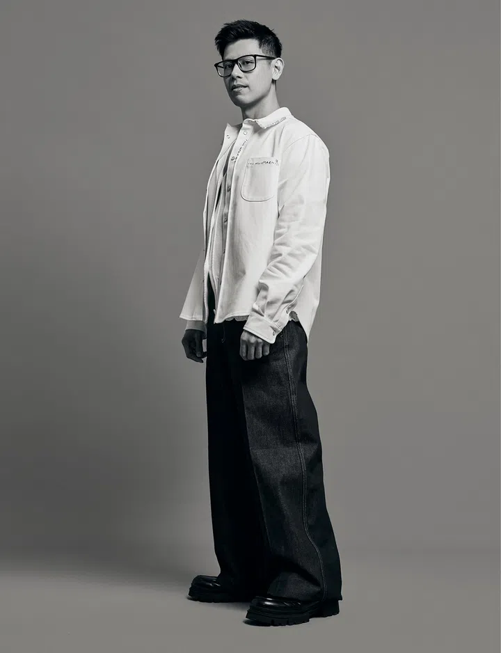 Marni 上衣 $1,090， 衬衫$1,490，牛仔裤$1,090； ZARA 皮鞋$109 (图：《女友》拍摄)